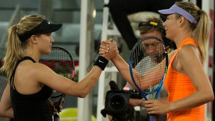 El saludo final entre Bouchard y Sharapova