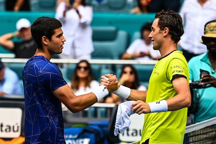 El saludo final entre Carlos Alcaraz y Casper Ruud; el noruego perdió la final, pero a lo largo del torneo consolidó su condición de Top 10