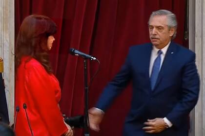 El saludo final entre Cristina Kirchner y Alberto Fernández, el 10 de diciembre de 2023