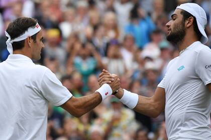 El saludo final entre Federer y Berrettini, en un partido que el suizo resolvió demasiado rápido