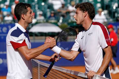 El saludo final entre los españoles, García López con raqueta, Carreño Busta, sin.