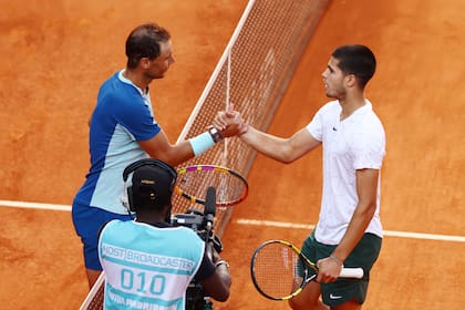 El saludo final entre Nadal y Alcaraz, un símbolo del próximo paso de mando del tenis español