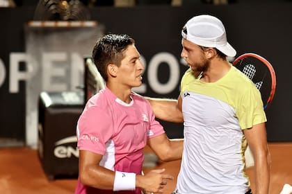 El saludo final entre Sebastián Báez, campeón del ATP 500 de Río de Janeiro, y el francés Muller