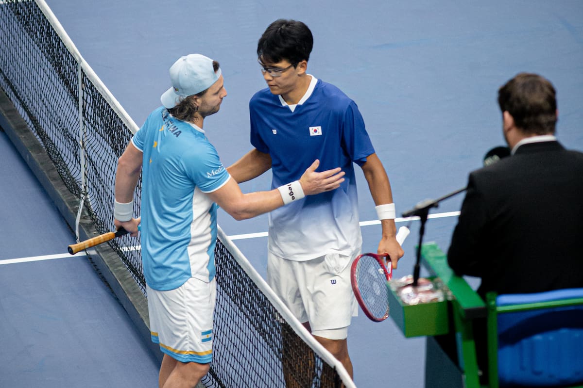El saludo final entre Trungelliti y Chung en Busan: el surcoreano logró el 3-2 y los locales avanzaron a la segunda ronda de los Qualifiers de la Copa Davis