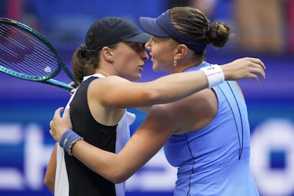 El saludo final: Iga Swiatek felicita a Anisimova (AP Photo/Yuki Iwamura)