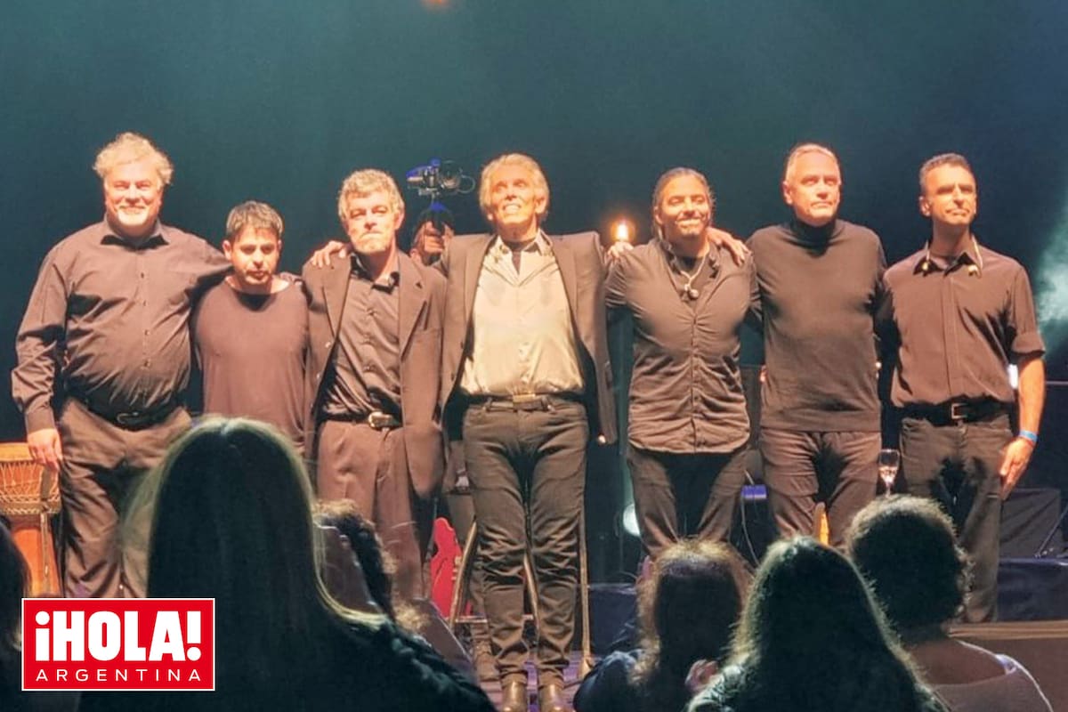 El saludo final junto a los seis músicos que componen la banda que lo acompaña.