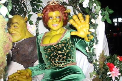 La modelo, que brilla siempre en esta ocasión, volvió a superarse con su disfraz de Fiona; su novio, Tom Kaulitz permaneció a su lado caracterizado como Shrek