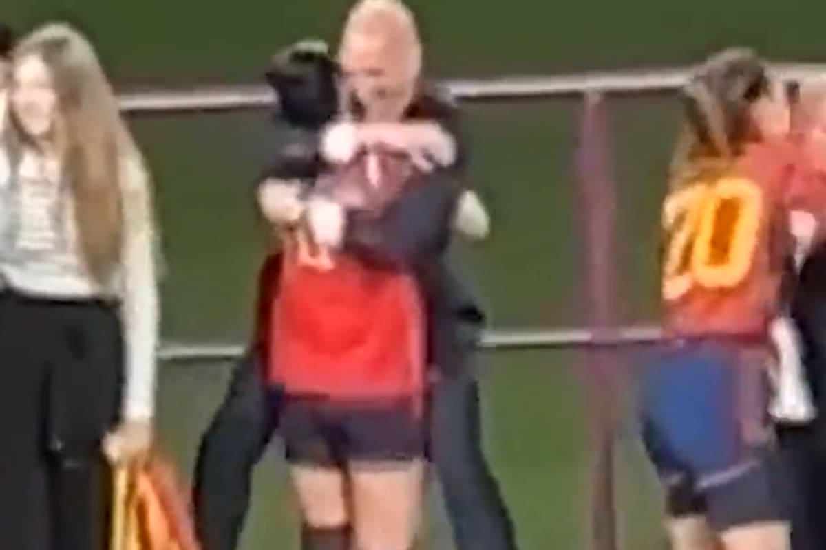 El saludo y festejo de Rubiales para con Hermoso tras la obtención del título mundial de fútbol femenino