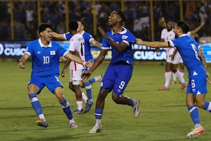 El Salvador empató transitoriamente el partido, pero luego cayó derrotado 2-1