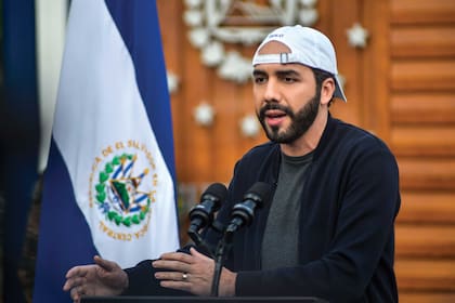 El presidente de El Salvador, Nayib Bukele, se describe como “dictador de El Salvador" en su cuenta verificada de Twitter