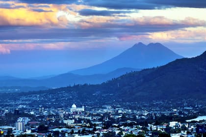 El Salvador es una pequeña nación de América Central. La capital, San Salvador, con volcanes como un espectacular telón de fondo, tiene varios museos y el Teatro Nacional.