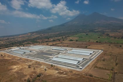 El Salvador ha detenido arbitrariamente a salvadoreños deportados por US$: dice Human Rights Watch