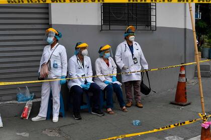 El Salvador puso en marcha una cuarentena extremadamente estricta. Solo se dejaron abiertos los supermercados y las farmacias en San Salvador, donde estos trabajadores de la salud se tomaron un descanso el mes pasado