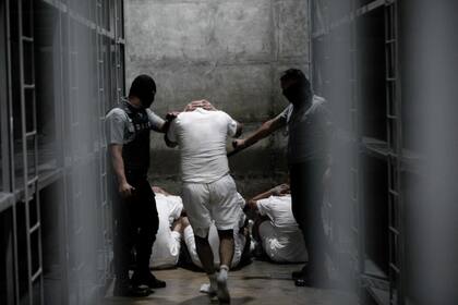 El Salvador recibe 20.000 dólares por cada deportado proveniente de EE.UU. que encarcela (Photo by Handout / EL SALVADOR'S PRESIDENCY PRESS OFFICE / AFP) / RESTRICTED TO EDITORIAL USE - MANDATORY CREDIT "AFP PHOTO / EL SALVADOR'S PRESIDENCY PRESS OFFICE" - NO MARKETING NO ADVERTISING CAMPAIGNS - DISTRIBUTED AS A SERVICE TO CLIENTS