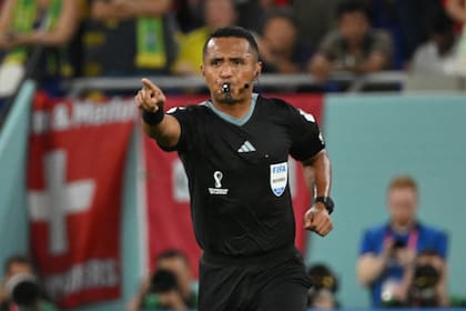 El salvadoreño Iván Barton estará a cargo del choque entre Suiza y Colombia. (Foto de NELSON ALMEIDA / AFP)