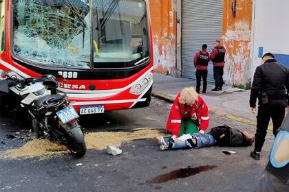 El SAME asistió al motochorro luego de embestir el frente de un colectivo en Barracas