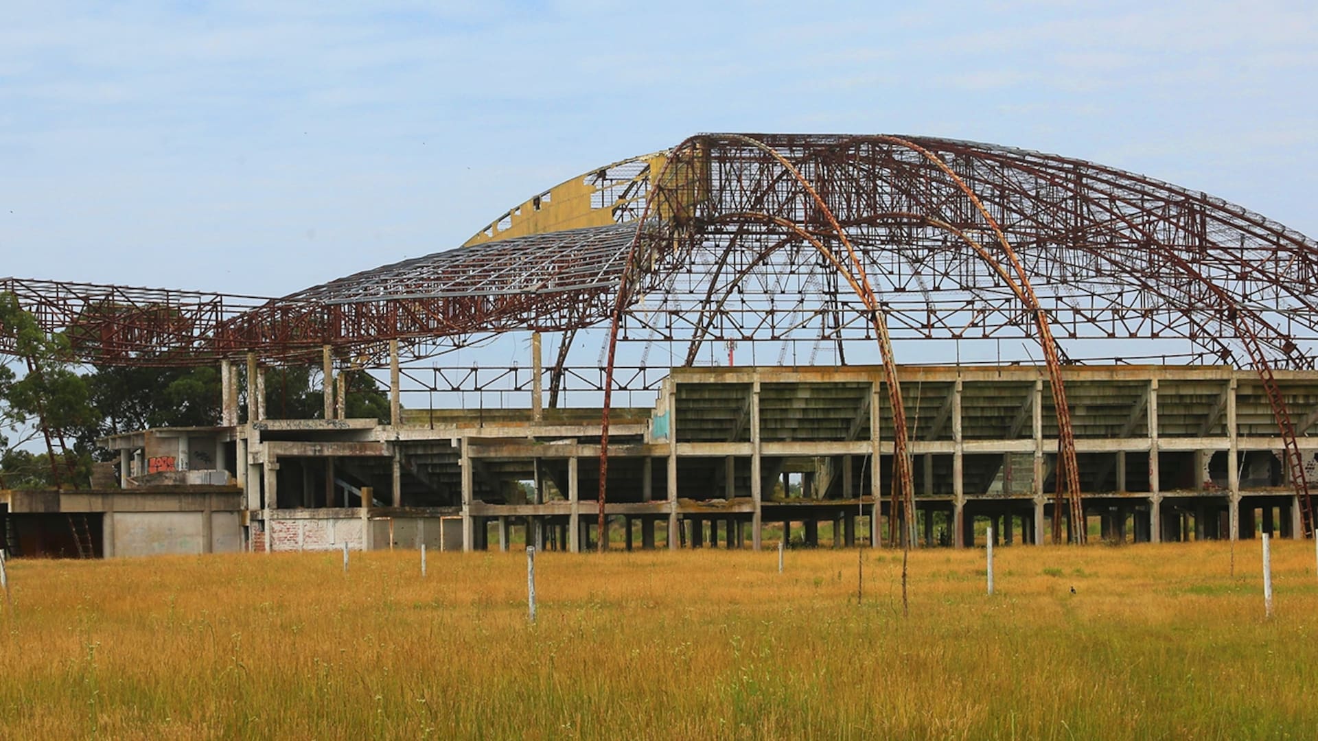 El San Bernardo Stadium, el Luna Park de la costa que está abandonado hace 20 años. Ahí bailó Maximiliano Guerra, tocó La Renga, y hubo importantes peleas de boxeo