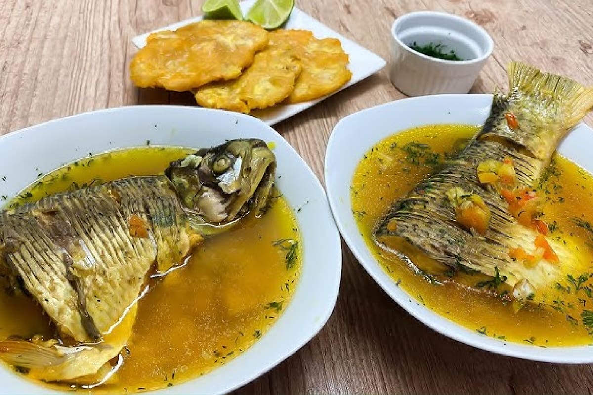 El sancocho de pescado es una sopa o caldo que se cocina con vegetales y arroz blanco