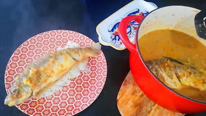 El sancocho de pescado se sirve sobre una base de arroz blanco