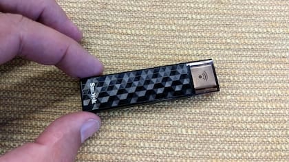 El SanDisk Connect Wireless Stick tiene una memoria interna, batería y antena Wi-Fi
