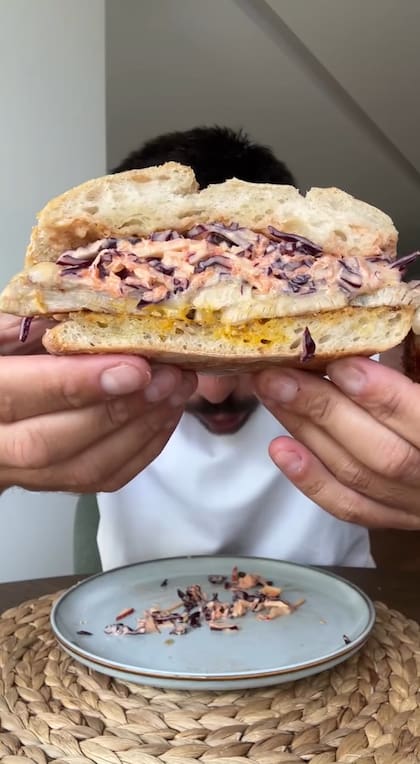 El sándwich de bondiola con coleslaw es ideal para un almuerzo exprés, ya que solo demanda pocos minutos de preparación