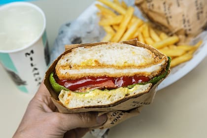 El sándwich de milanesa clásico de Milanga & Co se completa con lechuga, tomate y salsa de la casa.