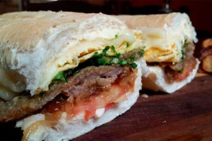 El sándwich de milanesa es uno de los platos más reconocidos de Tucumán