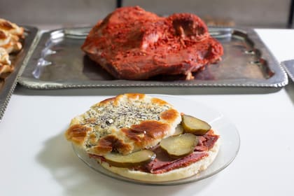 El sándwich de pastrón en pletzalej: un clásico