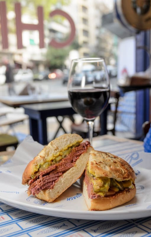 El sándwich de pastrón en versión Chiri de Villa Kreplaj.