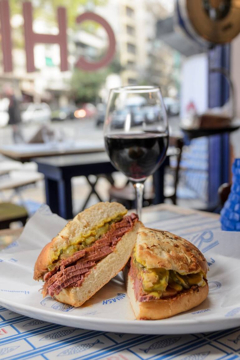 El sándwich de pastrón en versión Chiri de Villa Kreplaj.