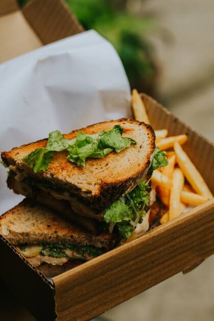 El sándwich de pollo que la mujer pidió, tenía una sorpresa en efectivo