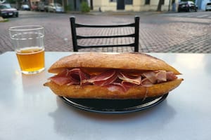 El sándwich estrella de Isla Flotante: de jamón crudo y manteca.