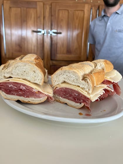 El sándwich llega a pesar entre un kilo y un kilo y medio.