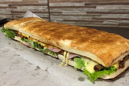 El sándwich que vende un "abuelito" en Neuquén