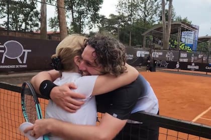 El santiagueño Marcos Trungelliti, campeón en el Challenger de Kigali, Ruanda: el emotivo abrazo con su mamá, Susana, tras obtener el título