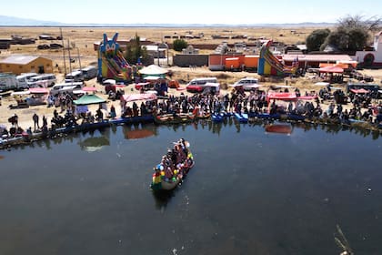 El santo más venerado, va en procesión con traje militar a orillas del Titicaca en Bolivia