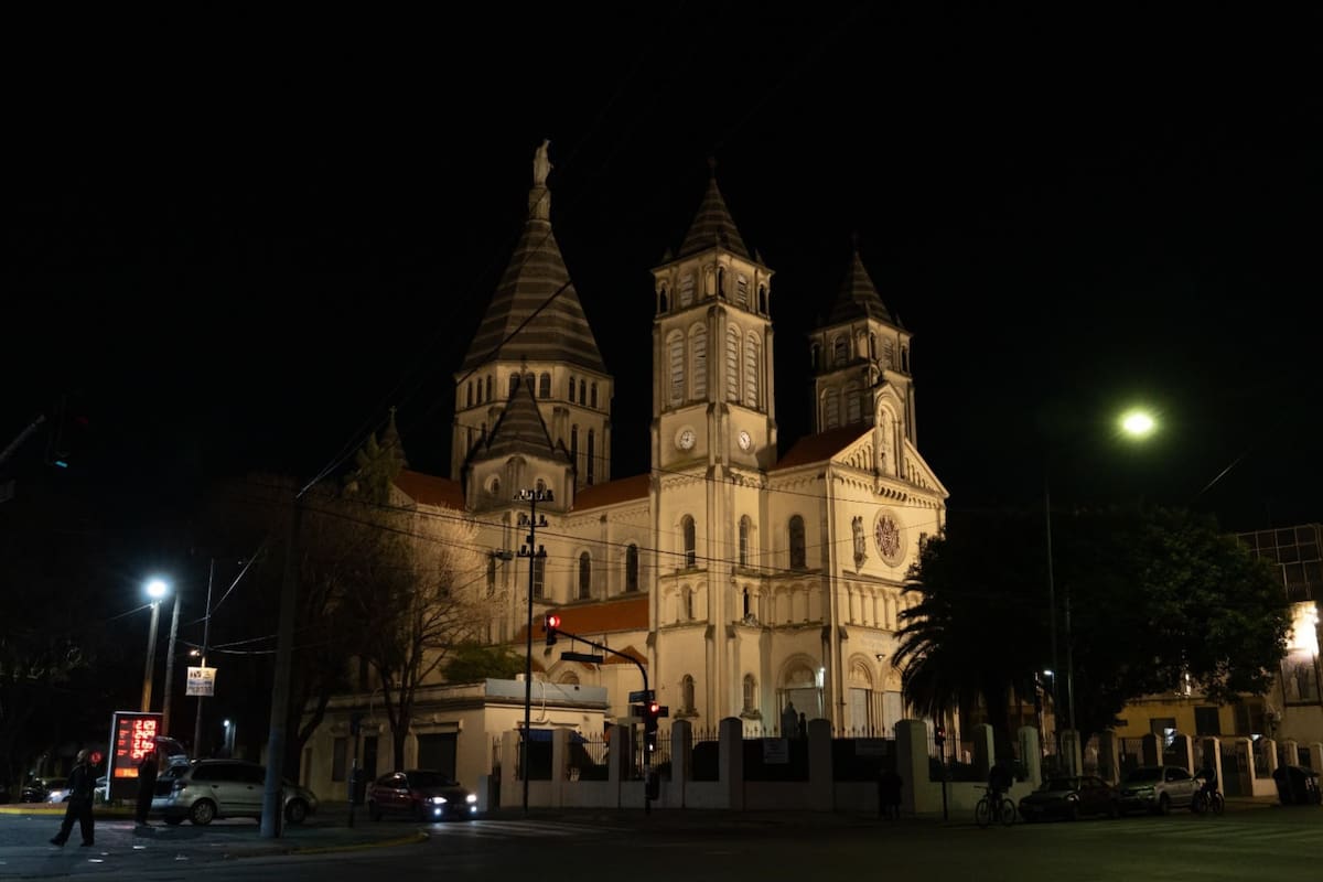 El Santuario de Nuestra Señora de la Medalla Milagrosa, iluminado de noche