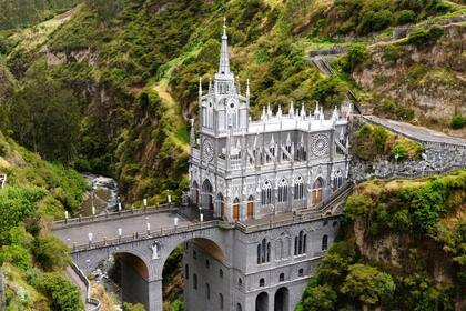 El Santuario de Nuestra Señora de Las Lajas (Colombia) es una basílica católica romana construida dentro del cañón del río Guáitara es una de las diez iglesias más increíbles del mundo