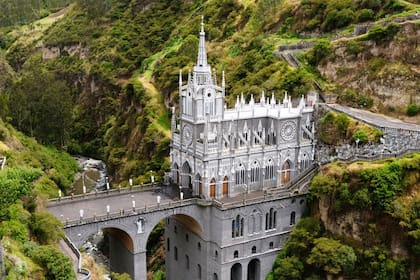 El Santuario de Nuestra Señora de Las Lajas (Colombia) es una basílica católica romana construida dentro del cañón del río Guáitara es una de las diez iglesias más increíbles del mundo