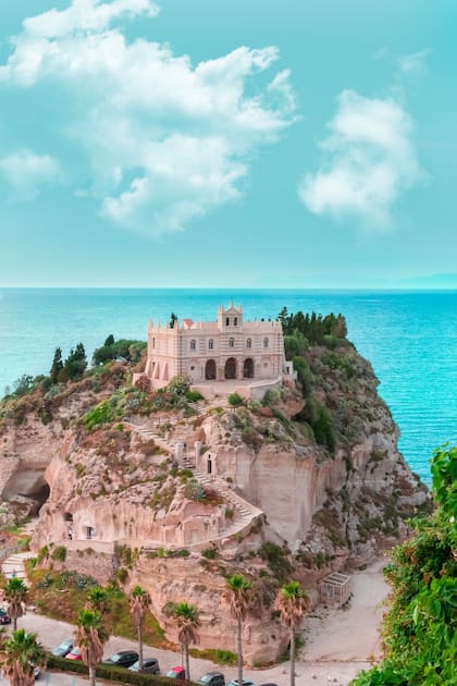 El santuario de Santa Maria del’Isola construido sobre una elevación de la roca