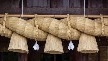 El santuario Izumo Taisha también es conocido por tener la shimenawa (cuerda de paja sagrada) más grande de Japón, que pesa alrededor de cinco toneladas
