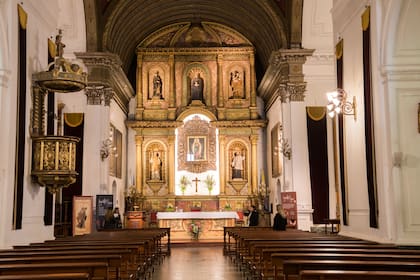 El Santuario Nuestra Señora de los Milagros está junto al Colegio.