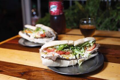 El sánwich de milanesa de Los Eléctricos está entre los más ricos de la ciudad.