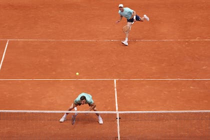 El saque de Horacio Zeballos, con su compañero Marcel Granollersen la red