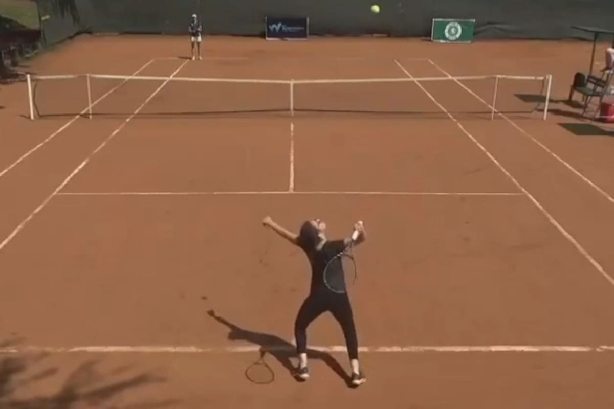 El saque muy poco ortodoxo de Hajar Abdelkader, una mujer egipcia que recibió un wild card para un torneo de tenis profesional en Nairobi, Kenia