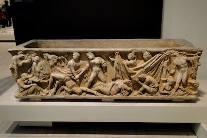 El sarcófago de Husillos muestra a Clitemnestra ( amante de Egisto, quien trató de matar a Orestes cuando era niño) matar a su esposo Agamenón