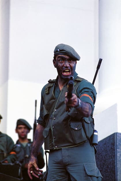 El sargento Guillermo Daniel Verdes apunta su arma hacia periodistas frente al Edificio Libertador durante la rebelión militar ‘carapintada’ del 3 de diciembre de 1990 en Buenos Aires, Argentina. (Foto de Ricardo Ceppi/Getty Images)