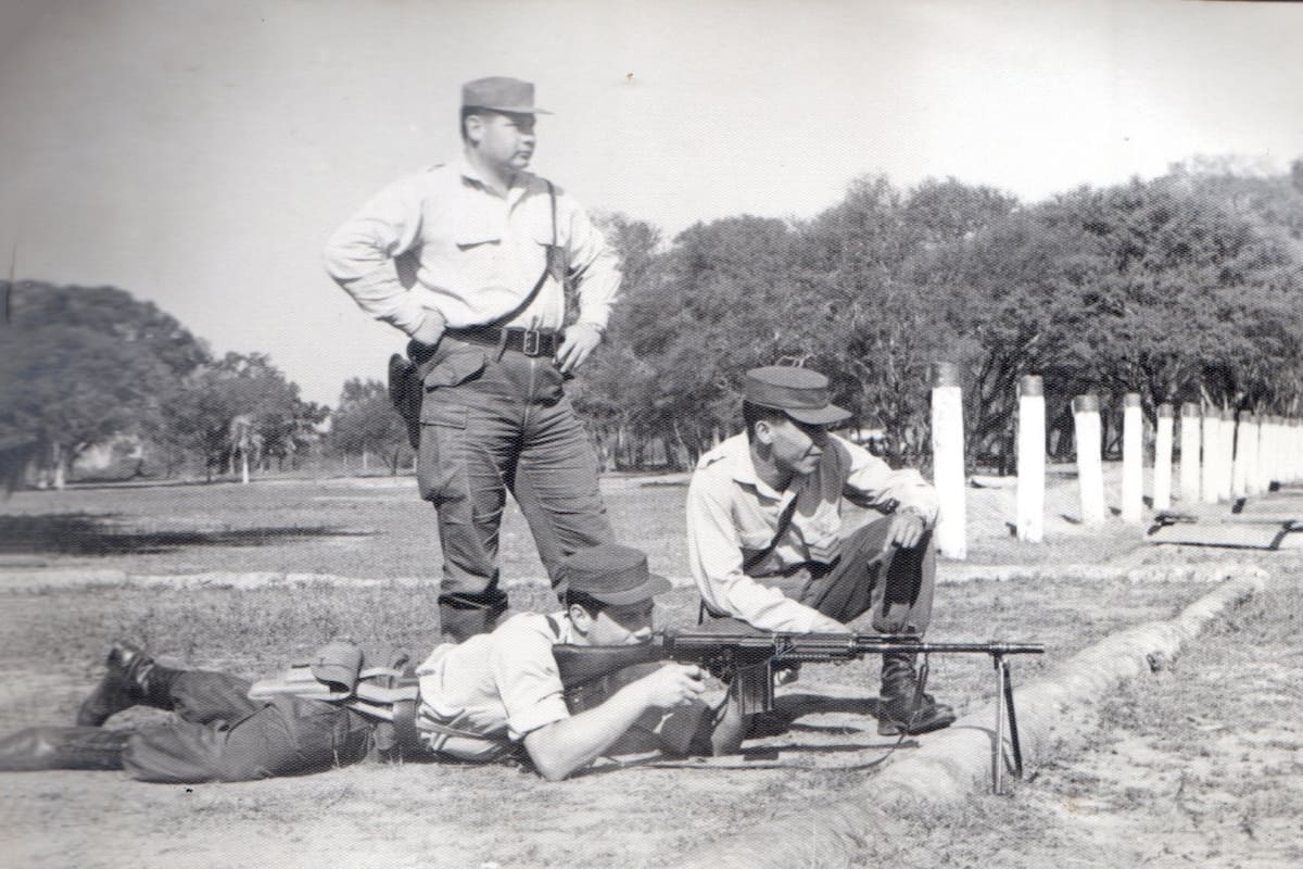 El sargento primero Víctor Sanabria instruye a dos soldados en el Regimiento de Infantería de Monte 29, de Formosa, atacado por Montoneros el 5 de octubre de 1975