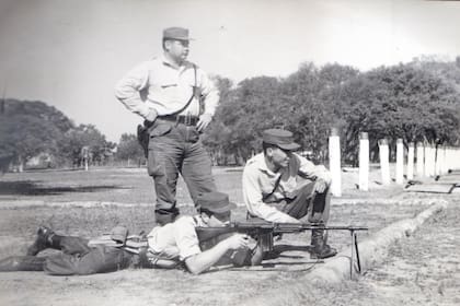 El sargento primero Víctor Sanabria instruye a dos soldados en el Regimiento de Infantería de Monte 29, de Formosa, atacado por Montoneros el 5 de octubre de 1975