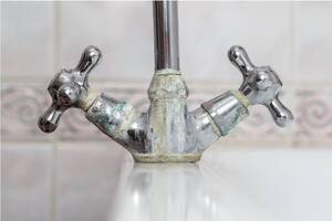 El sarro en las canillas del baño y la cocina es una preocupación que afecta a gran parte de la humanidad